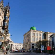 Giant apple like the one in Magritte's most famous painting