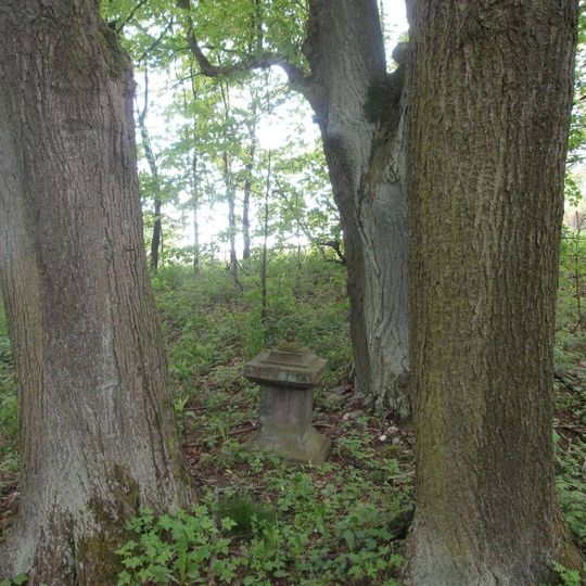 Kříž západně od Krašova u kostela