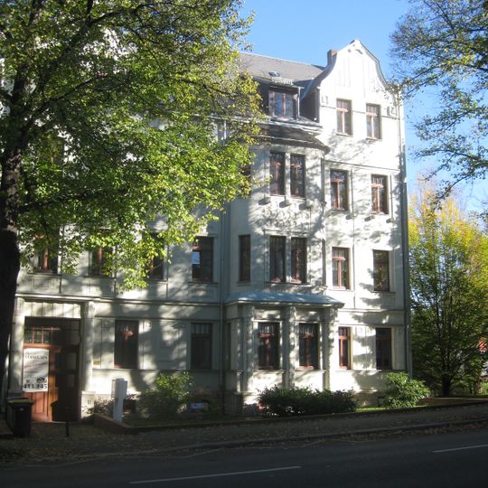 Mietshaus in halboffener Bebauung mit Vorgarten Geibelstraße 15