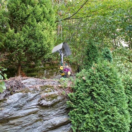 Kříž v Bedřichově na skále na rozcestí u hájovny