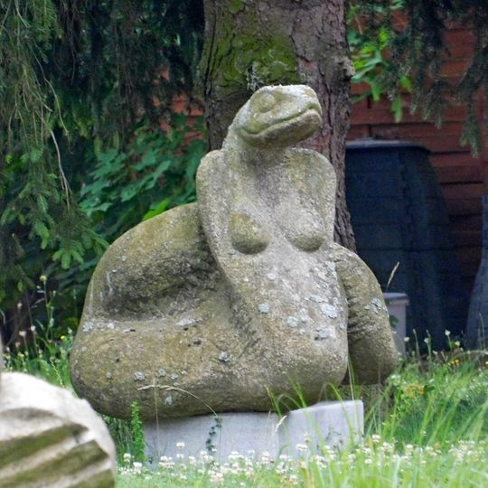 Socha fantastického zvířete v areálu Akademie ve Světlé nad Sázavou