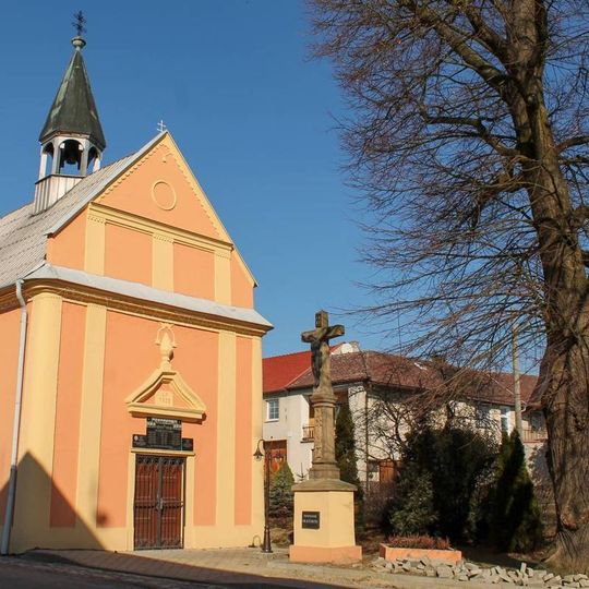 Kříž v Loučce u kaple