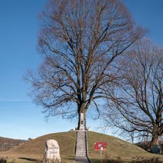 Bauernhügel von Pinsdorf mit Denkmal
