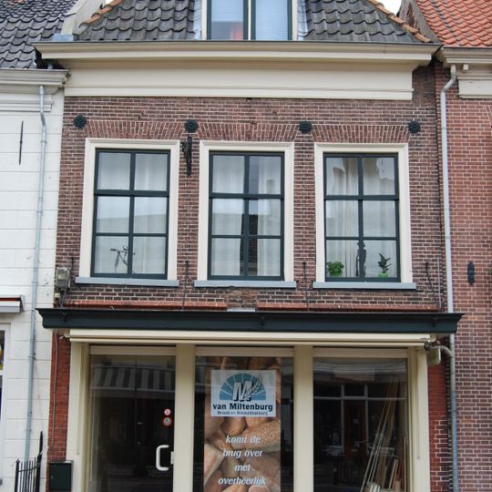 Pand met schilddak en lijstgevel met empireramen