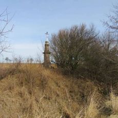 Kříž u Seničky vedle potoka Blata