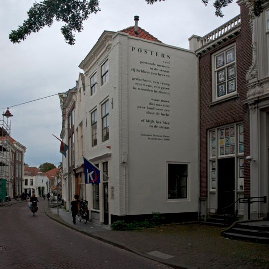 Huis met geverfde lijstgevel