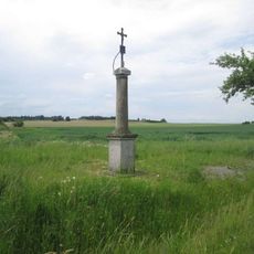 Kříž jihovýchodně od Svéradic u rozcestí