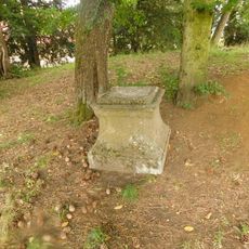 Barokní podstavec v zámeckém parku ve Valči