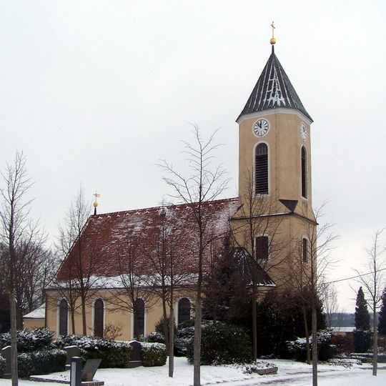 Kirche Röderau, Kirchhof mit Einfriedungsmauer, Kriegerdenkmal sowie drei Grabmale Sandbergstraße -