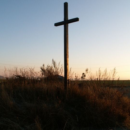 Dřevěný kříž na cestě do Rešic