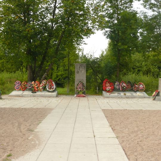 Братская могила советских воинов, погибших в борьбе с фашистами, и где похоронен Герой Советского Союза Д. Каипов