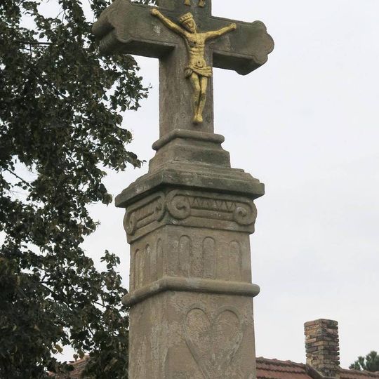 Kříž na rozcestí u obecního úřadu v Ovčárech