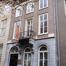 Pand met pilastergevel, onderpui gewijzigd