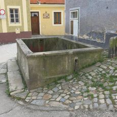Kamenná nádrž na vodu na Plešiveckém náměstí v Českém Krumlově