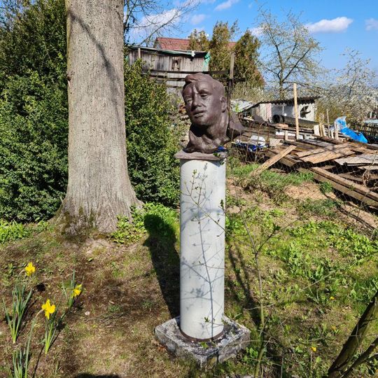 Socha u pomníku padlým u obecního úřadu ve Svaté