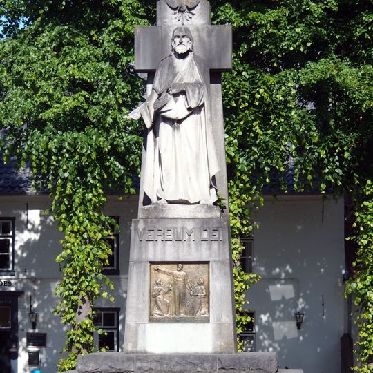 Sint-Michaëlklooster: statue of the divine sower