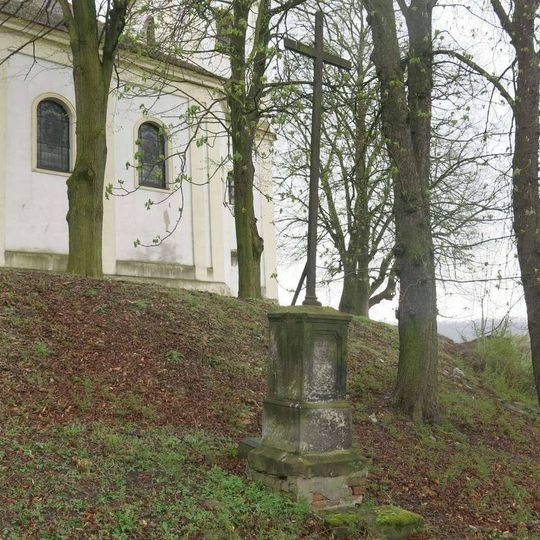 Kříž v areálu zrušeného hřbitova u kostela ve Skoroticích