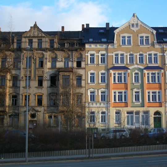 Mietshaus in halboffener Bebauung mit Vorgarten Neefestraße 85