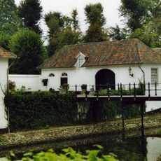Kasteel Loon op Zand: bouwhuizen en grachtmuur