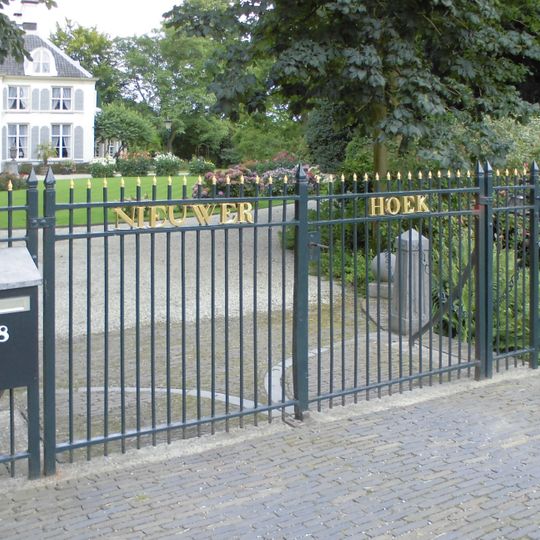 Nieuwerhoek, toegangsbrug met hekwerk