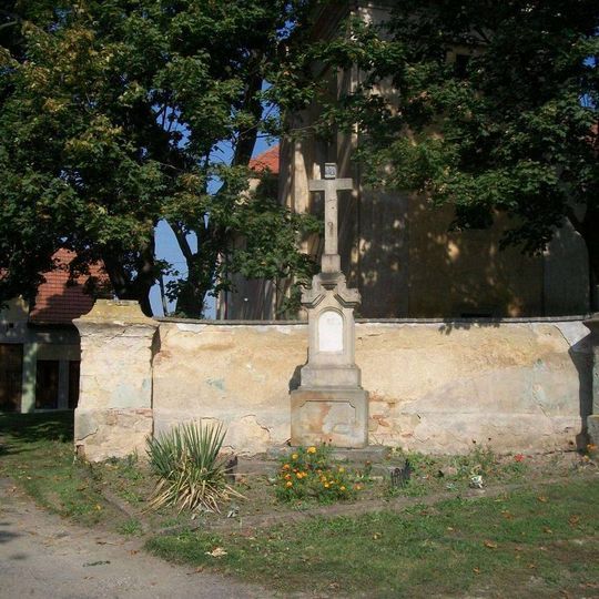 Kříž před kostelem v Kolešovicích