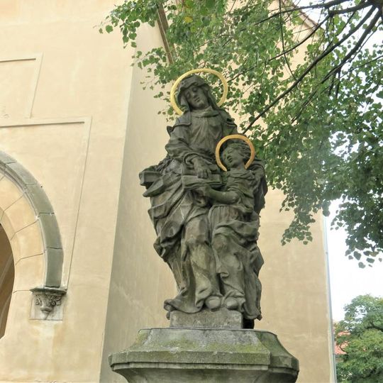 Socha svaté Anny u vchodu do kostela svatého Martina ve Vidimi