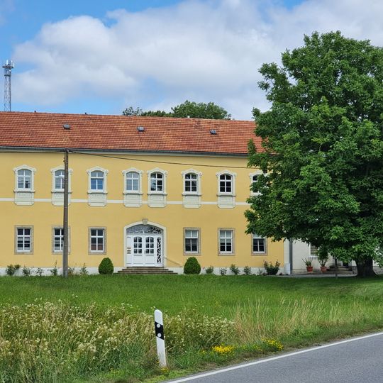 Brennerei-Kelterei; Wohnhaus mit Einfriedung, Kelterei und Nebengebäude Oststraße 17