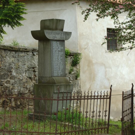 Pomník padlým a kaplička u kostela sv. Havla ve Skalsku