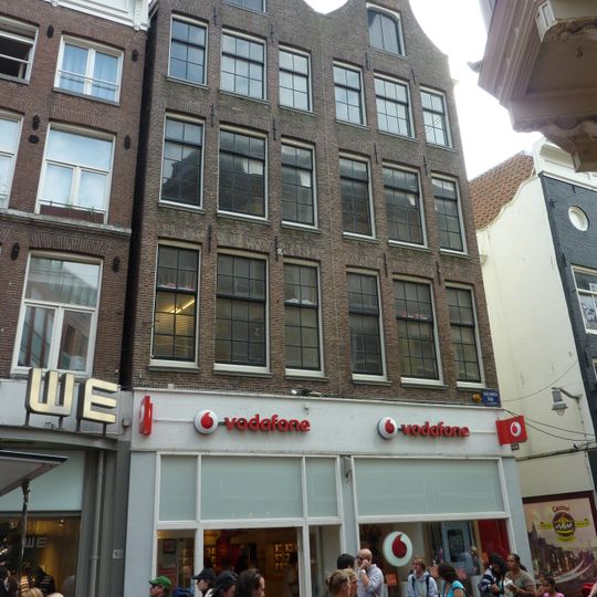 Pand met gevel onder rollagentop