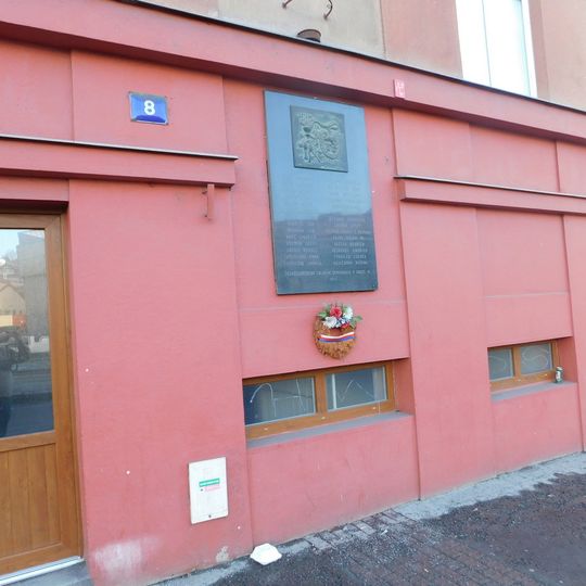 Pamětní deska obětem 2. světové války na domě Kolbenova 761/8 ve Vysočanech