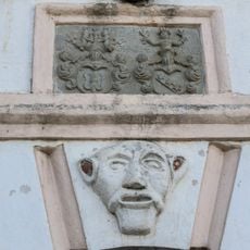 Vārtu plastiskā apdare un cilnis Ģerbonis