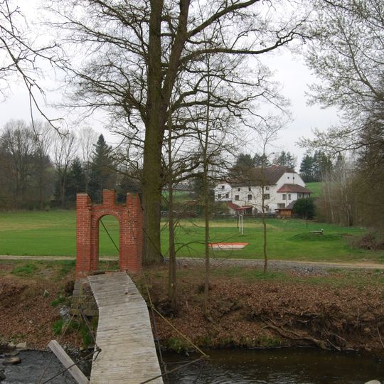 Lávka přes Mastník u zámku Radíč