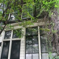 Pand met gevel onder rechte lijst waarboven een dwars dak