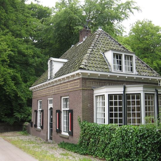 Dienstwoning, deel uitmakend van het complex "Melkerij Hofstede Oud-Bussem"
