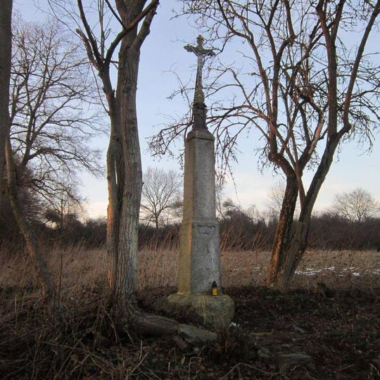 Kříž jihovýchodně od Chrastavic u bývalého Spáleného mlýna
