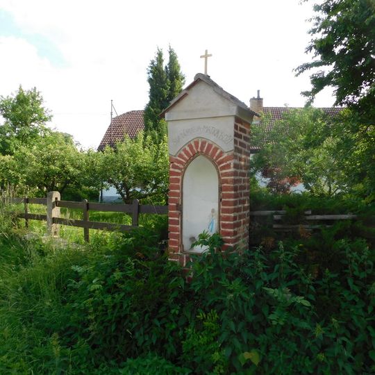 Výklenková kaplička na návsi v Jiřičkách