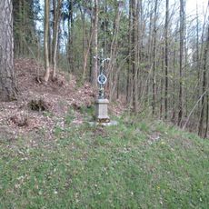 Kříž východně od Kamenice nad Lipou nad rybníkem