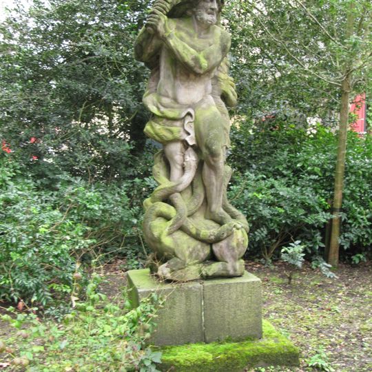 Landgoed Dordwijk: hardstenen tuinbeeld 'Hercules'