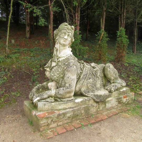 Socha sfingy ve Valticích v zámeckém parku