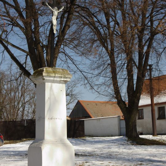 Kříž na návsi ve Vyšínku