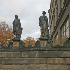 Ohradní zeď hořické sochařské školy se sochami