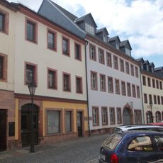 Wohnhaus mit Laden in geschlossener Bebauung, mit Laden Burgstraße 19