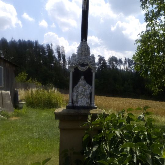 Kříž u domu 64 v Kuroslepech