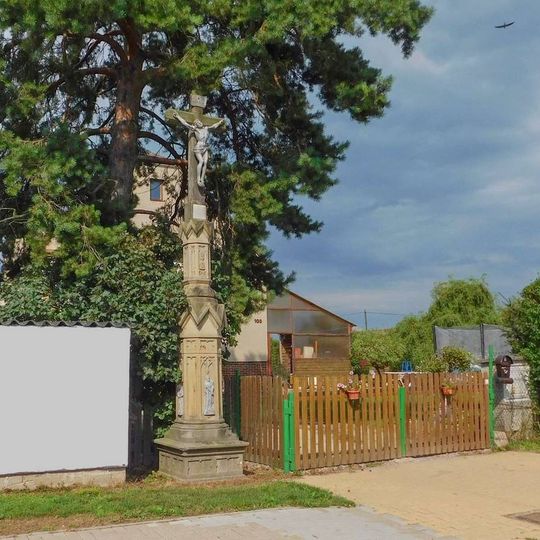 Kříž v Třeštině na rozcestí k družstvu
