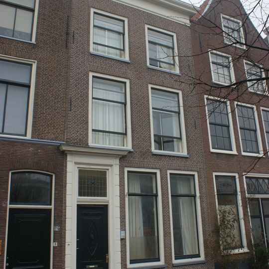 Pand met bakstenen gevel met rechte kroonlijst