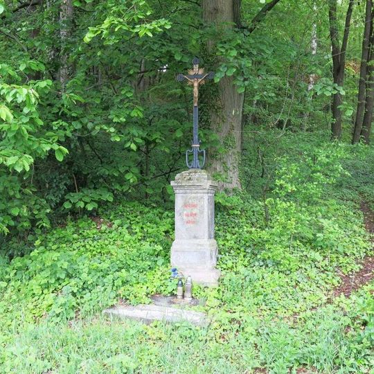 Kříž u silnice za hřbitovem v Rovensku pod Troskami