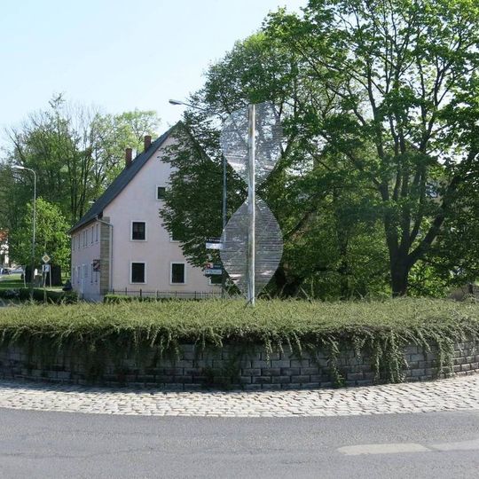 Plastika ze skla a kovu Spirála na Tyršově náměstí v Novém Boru