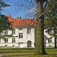 Building A4: Clinic building in the style of reform architecture (individual monument to ID no. 09284584) Hufelandstraße 15