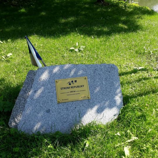 Památník u stromu republiky v Buřenicích