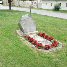 Pomník obětem za osvobození na návsi v Brozánkách